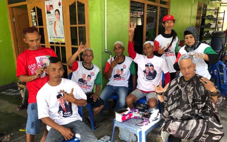 Warga di Desa Gonilan, Kartasura, Sukoharjo bersama relawan Jaritangan mengadakan aksi memangkas dan menyemir putih rambut secara massal, Senin (5/2/2024).