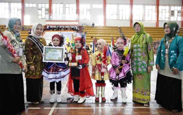 Festival drumband anak-anak di Pati