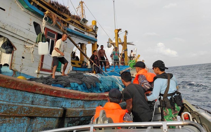 KRI Bontang-907 saat Bantu Evakuasi KM Baru Hijrah di Laut Perbatasan Indonesia-Thailand
