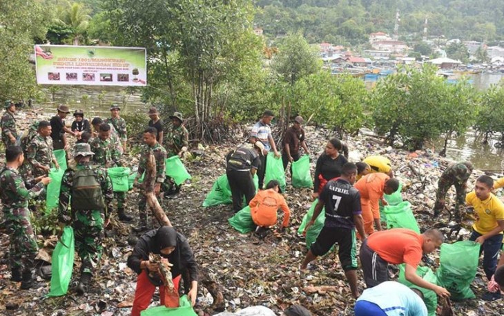 Kodam XVIII/Kasuari Karbak Bersihkan Pesisir Pantai Sawaibu