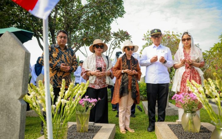Menkes Budi Gunadi Sadikin tabur bunga di TMPN Kalibata Jakarta, Selasa (5/11)