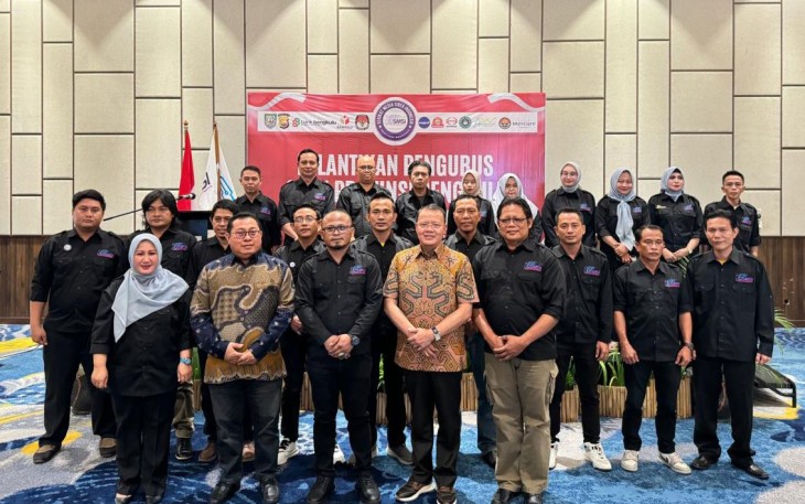 Foto bersama Ketua SMSI Pusat, Firdaus dan Gubernur Rohidin Mersyah bersama pengurus usai pelantikan di Hotel Mercure Bengkulu, Rabu (14/08/2024) siang.