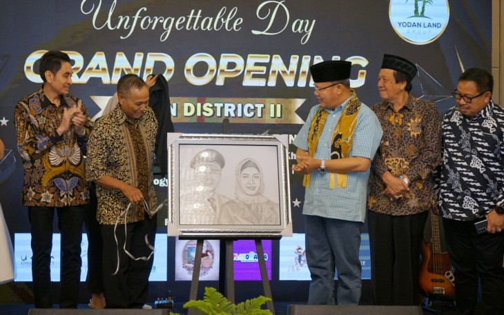 Gubernur Rohidin Mersyah meresmikan Yodan District II Two-K Azana Style Hotel yang beralamat di Jl. Pangeran Natadirja KM. 6.5 Kota Bengkulu bersama owner Yodan District II Two-K Azana Style Hotel Yosia Yodan