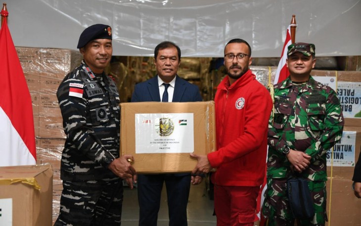 TNI Angkatan Laut (TNI AL) melalui KRI dr. Radjiman Wedyodiningrat-992 (KRI RJW-992) telah tiba dan menyerahkan bantuan dari warga Indonesia untuk korban konflik di Gaza kepada Perwakilan Egypt Red Crescent (Bulan Sabit Merah Mesir/ERC) Ahmed Buhaeri Ali di Pelabuhan El Arish mesir, Rabu (13/02)