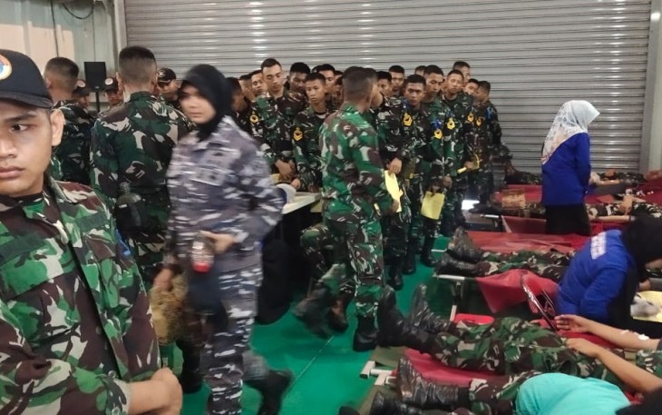 Sebagai wujud cinta TNI Angkatan Laut (TNI AL) kepada masyarakat, siswa Kodiklatal yang terdiri dari Pendidikan Pertama Perwira (Dikmapa) PK Angkatan 30, Pendidikan Pertama Bintara (Dikmaba) dan Pendidikan Pertama Tamtama (Dikmata) TNI Angkatan Laut (TNI AL) Angkatan 43 Gelombang 1 melaksanakan Karya Bakti dan Donor Darah, dalam rangka Latihan Praktek (Lattek) Pelayaran Gabungan Wira Jala Yudha (WJY) XXI/2024. Makassar, Kamis (18/01/2024)