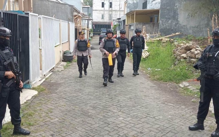 Kabid Humas Polda Jatim Kombes Dirmanto saat olah TKP terduga teroris di perumahan Bunga Tanjung, Kota Batu, Kamis (1/8)