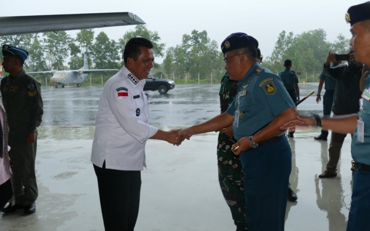 Komandan Lanudal Tanjungpinang Kolonel Laut (P) Triwibowo beserta prajurit mendukung dengan mengantar keberangkatan dan kedatangan kunjungan kerja Gubernur Kepri H. Ansar Ahmad beserta Rombongan ke Pulau Tambelan yang transit di Gedung Vip Lanudal TPI, Kamis (25/1/2024)