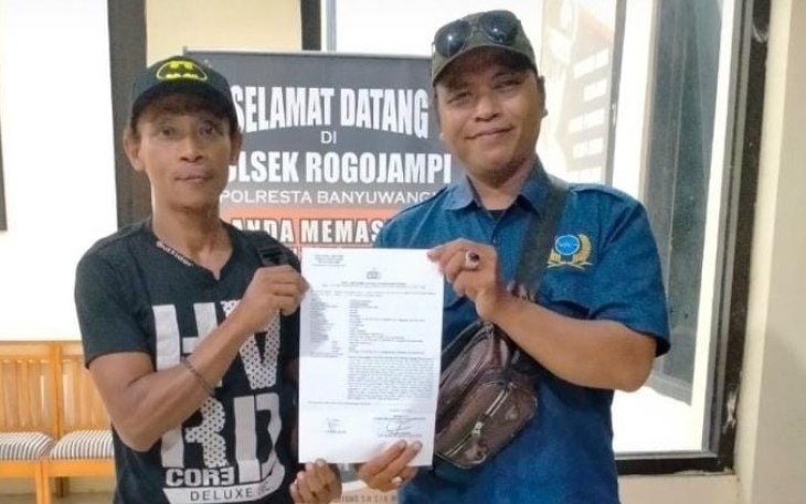 Korban saat melaporkan pelaku ke Polsek Rogojampi