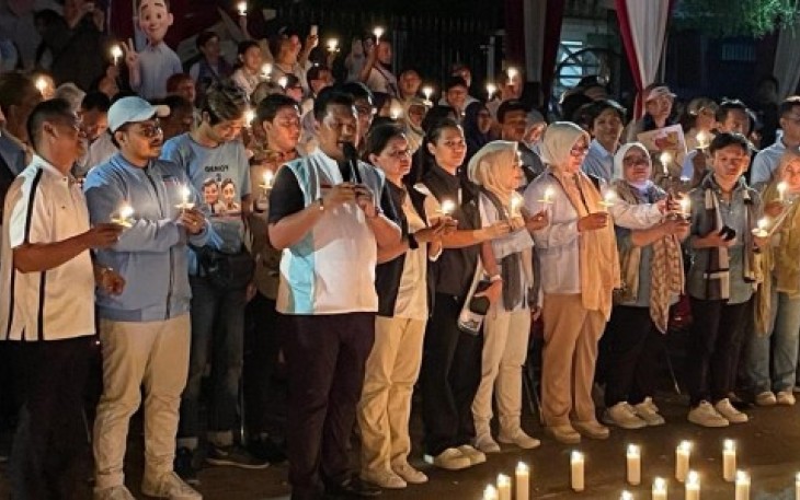 Relawan Prabowo-Gibran Satu Ibu Pertiwi saat Nyalakan 1000 Lilin Cinta untuk Indonesia di depan rumah Prabowo Subianto, Jalan Kertanegara 4, Kebayoran Baru, Jakarta Selatan, Rabu (7/2/24) malam. 