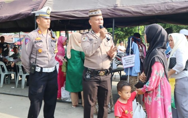 Di sela gelaran Pasar Murah dalam program Ramadan Berkah Polres Tapanuli Selatan (Tapsel), Kasat Lantas, AKP Dahnial Saragih, SH, MH, dan jajaran buka pelayanan administrasi Surat Izin Mengemudi (SIM) dan Samsat keliling, Jumat (15/03/2024)