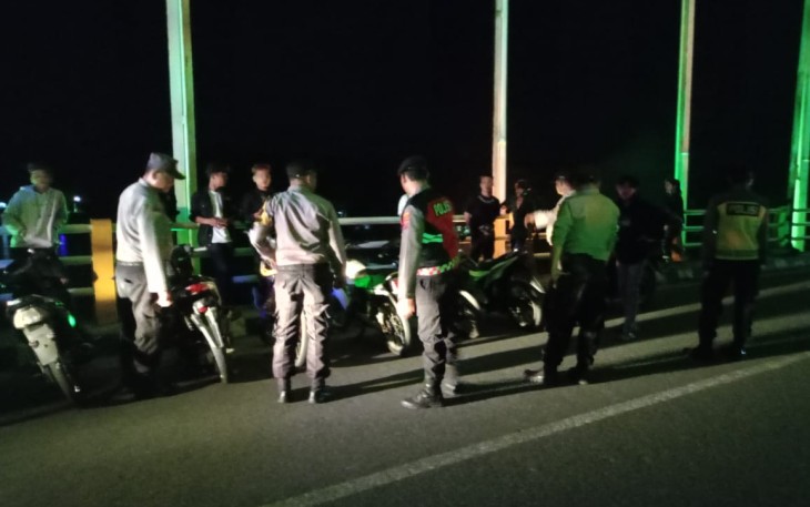 Kapolsek Barus saat menggelar KRYD (Kegiatan Rutin Yang Ditingkatkan) di Jembatan Alfansyuri Barus, Desa Kampung Mudik, Kecamatan Barus, Kabupaten Tapteng, Sabtu (20/1/2024)