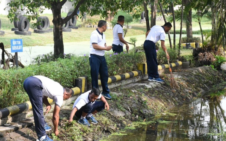 Pangkalan Utama TNI AL  (Lantamal) V melaksanakan bersih-bersih Lingkungan di Daerah Basis TNI AL (DBAL) Jl Hangtuah Ujung Surabaya, Jumat (23/02/2024)