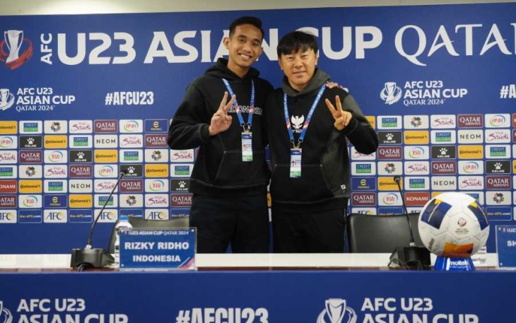 Coach Shin Tae-yong dan Rizky Ridho saat konferensi pers
