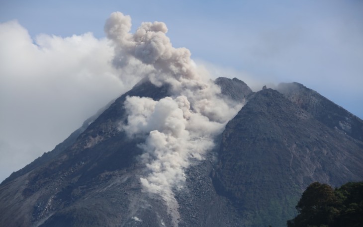 Ilustrasi gunung Merapi