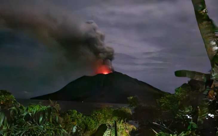 Ilustrasi aktifitas gunung Awu di Sulawesi Utara 