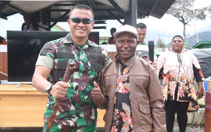 Mayor Inf Dedy Pungky Irawanto, S.I.P., M.I.Pol, Dansatgas Pamtas Mobile Yonif 330/Tri Dharma menerima tongkat komando "TOPE SONOWI KOA" sebagai bentuk penghormatan 