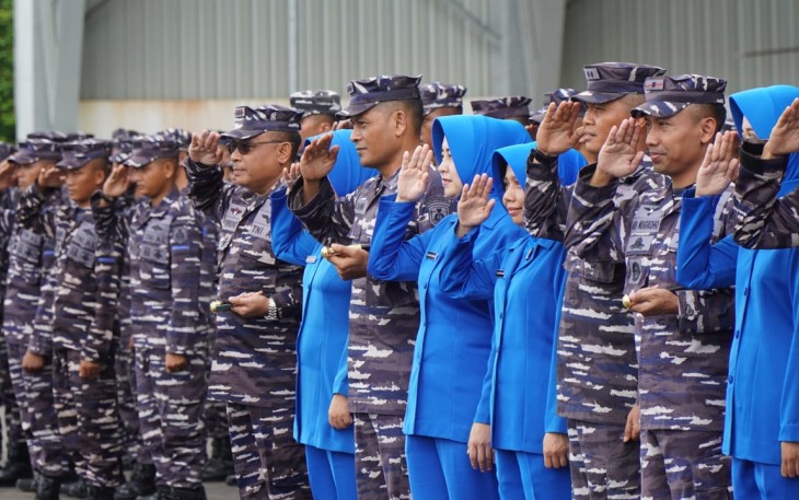 Komandan Wing Udara 1 Kolonel Laut (P) Dani Achnisundani, Para Komandan Skuadron, Para Perwira Staf Wing Udara 1 serta Komandan Lanudal Tanjungpinang dan jajarannya melepas keberangkatan Danpuspenerbal beserta rombongan kembali ke Pangkalan Surabaya
