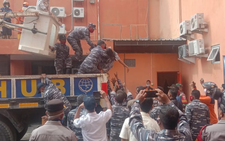 Tim Siaga Bencana Pangkalan TNI AL (Lanal) Tegal bersama Satgas penanggulangan bencana serta unsur Pemadam kebakaran turut bersama membantu pemadaman dan evakuasi korban kebakaran yang terjadi di Orange Karaoke Jalan Veteran Kota Tegal