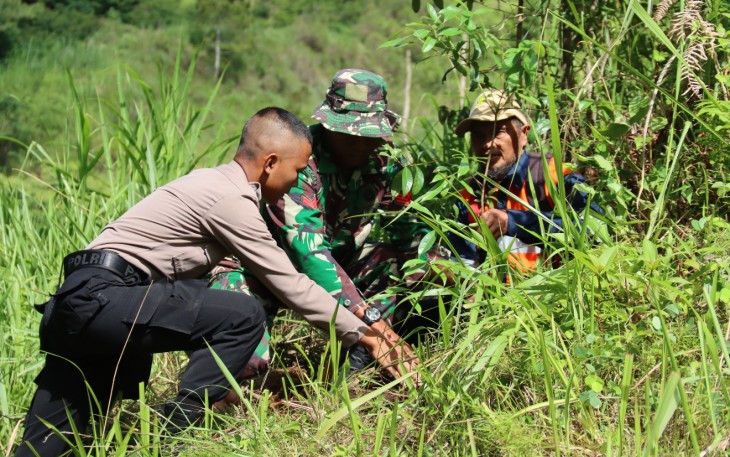 Personel Kodim 0727 Karanganyar dan Polres Karanganyar menanam pohon di wilayah Desa Beruk, Kecamatan Jatiyoso, Jumat (12/1/2024)