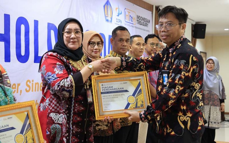  Penghargaan diserahkan secara langsung oleh Kepala KPPN Jakarta IV Made Cana Armaya pada acara Stakeholder’s Day 2024 bertajuk “Spending Better, Sinergi Pengelola Keuangan Dukung Pembangunan Negeri” di Gedung KPPN Jakarta IV, Jakarta, Jumat (16/2/2024).