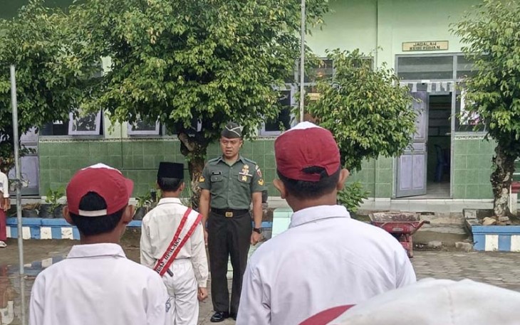 Babinsa Koramil Kedunggalar Kodim 0805/Ngawi Sertu Nurmaki saat menjadi Inspektur Upacara (Irup)