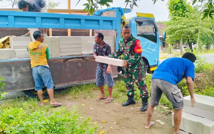 Babinsa Koramil Karanganyar Bantu Warga Binaannya 