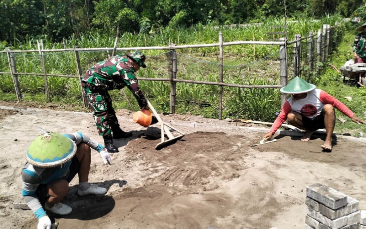 Babinsa saat Bantu Pasang Paving Blok