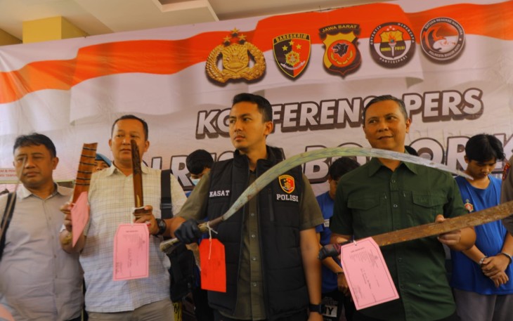 Sat Reskrim Polresta Bogor Kota Polda Jabar saat menggelar press conference ungkap kasus Tanpa Hak menguasai atau membawa senjata tajam di Mako Polresta Bogor Kota Jl. Kapt Muslihat Kota Bogor, Rabu (7/2/2024).