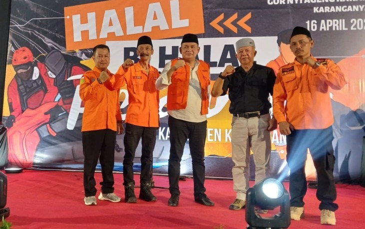 Komandan SAR Karanganyar Prihanto (tengah), saat dinobatkan menjadi Bapak Relawan Karanganyar, Selasa (16/4/2024) malam.