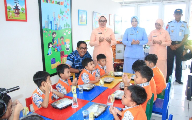 Danlanud Sultan Hasanuddin Didampingi Ketua Pia Ardya Garini Cabang 7/D.II Begikan Makan Sehat Bergizi Kepada Siswa TK Angkasa 1 Makassar