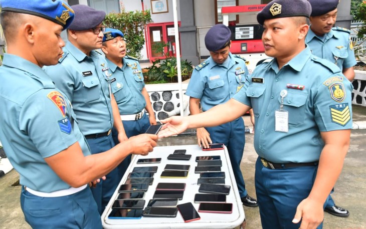 Tegakkan disiplin dan antisipasi maraknya judi online, usai pelaksanaan apel pagi Pasminlog, Kasatprov dan anggota Pengamanan Lanudal Jakarta melaksanakan razia ponsel personel Lanudal Jakarta di lapangan apel Lanudal Pondok Cabe, Jakarta, Senin (8/1/2024)