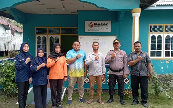 Polsek jajaran membangun sinergitas dengan penyelenggara Pemilu. Kapolsek Midai Iptu Ronald Tampubolon bersama dengan beberapa anggota Polsek Midai, melakukan kunjungan ke kantor Panitia Pengawas Pemilu Kecamatan (Panwascam) Midai