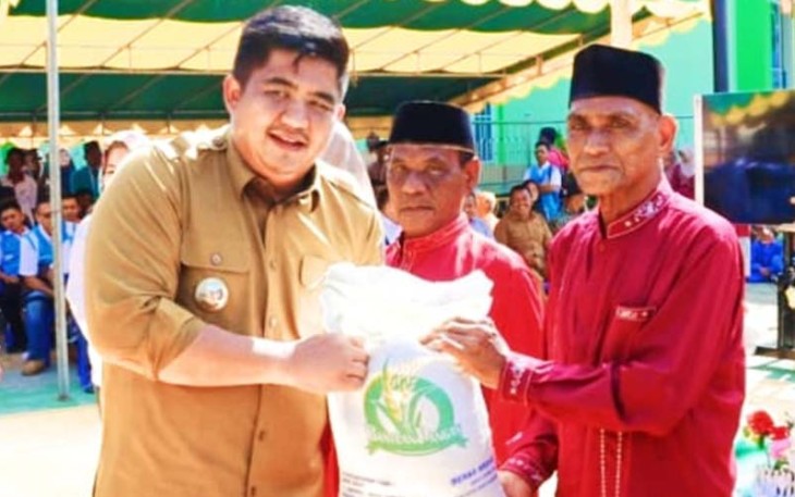 Bupati Bintan Roby Kurniawan saat Serahkan Bantuan Beras Untuk Masyarakat Desa Dendun
