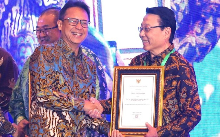 Menkes Budi Gunadi Sadikin memberikan penghargaan SDM Kesehatan teladan di Jakarta, Selasa (13/8)
