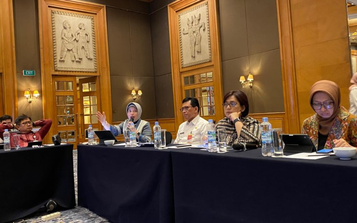 Dirjen Bina Pembangunan Daerah, Kemendagri, Restuardy Daud (kemeja putih) saat menjadi narasumber pada acara rapat pembentukan Tim Fasilitator dan Tim Nasional Pendamping Penyelarasan RPJPN 2025-2045