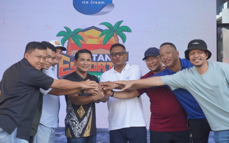 Wakil Bupati Bintan Ahdi Muqsith saat membuka secara resmi event Bintan E-Sports Championship 2024, Sabtu (24/02) di Plaza Lagoi Bay. 