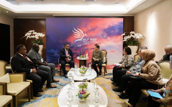 Menteri PPN/Kepala Bappenas Suharso Monoarfa (tengah-kanan) dan Menteri Perencanaan Nasional dan Koordinasi Pembangunan Kepualuan Solomon Rexon Annex Ramofafia (tengah-kiri) saat pertemuan bilateral dengan delegasi dari Kepulauan Solomon dan Republik Demokratik Kongo dalam High-Level Forum on Multi-Stakeholder Partnerships (HLF-MSP) 2024, Selasa (3/9/2024). (Foto: Bappenas)