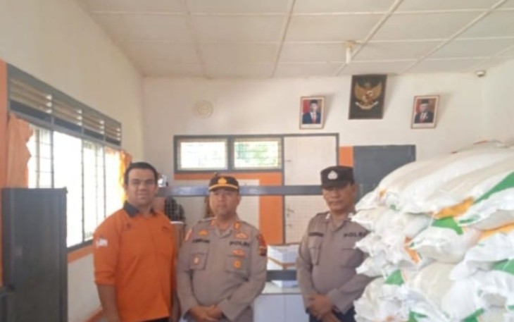 Kapolsek Saipar Dolok (SD) Hole, AKP Amron Simanullang, SH, pantau langsung penyaluran bantuan pangan dari pemerintah pusat ke masyarakat, pada Selasa (20/2/2024) pagi.
