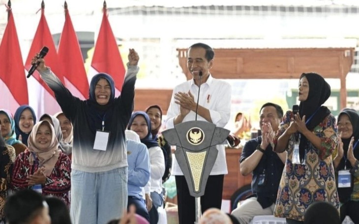 residen saat bersilaturahmi dengan para peserta program PNM Mekaar di Lapangan Keyongan Kidul Sabdodadi, Kabupaten Bantul, Daerah Istimewa Yogyakarta, pada Selasa, 30 Januari 2024.