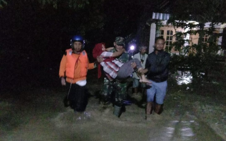 Babinsa Koramil Mantingan dan Instansi Terkait Bantu Evakuasi Banjir Luapan Sungai