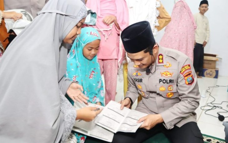 Di balik sosoknya yang tegas, AKBP Yasir Ahmadi, SIK, MH, Kapolres Tapanuli Selatan (Tapsel), memiliki sifat yang penyayang dengan bukti kedekatan kepada anak-anak