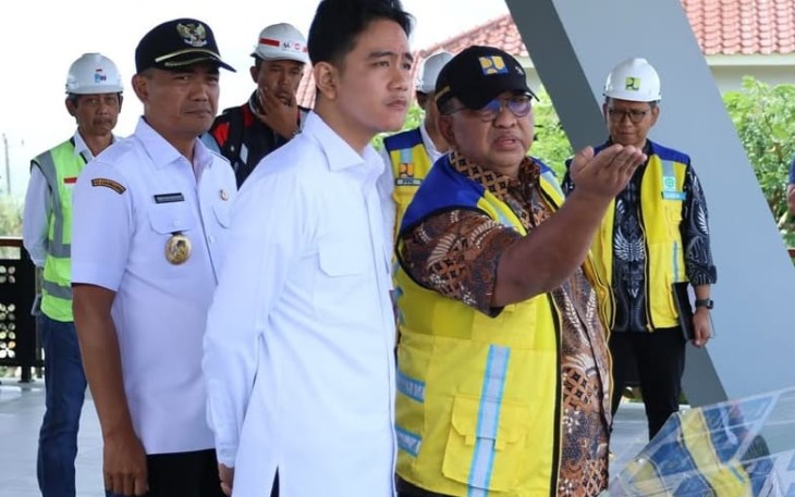 Wakil Presiden Gibran Rakabuming Raka didampingi Kepala BBWS Bengawan Solo Maryadi Utama saat meninjau progres pembangunan Bendungan Jlantah di Kecamatan Jatiyoso, Kabupaten Karanganyar, Jumat (27/12/2024).