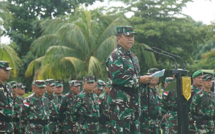 Kodam XIII/Merdeka melaksanakan apel gelar pasukan yang dipimpin oleh Panglima Kodam ( Pangdam ) XIII/Mereka Mayjen TNI Legowo W.R. JatmikoS.I.P, M.M, di lapangan upacara Makodam jalan 14 Februari, kelurahan Teling atas, Kecamatan Wanea, Kota Madya Manado, Provinsi Sulawesi Utara, pada Kamis 01/02/2024 pukul 09.00 Wita