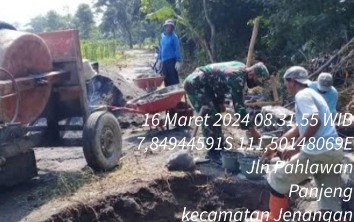 Babinsa Kodim 0802/Ponorogo Kerja Bakti Perbaiki Talud Jalan