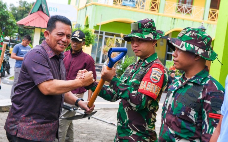 Gubernur Kepulauan Riau Ansar Ahmad mengajak seluruh elemen masyarakat untuk bersama-sama membersihkan dan menata Pulau Penyengat dan wilayah Pesisir Kota Tanjungpinang