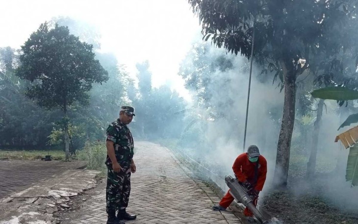 Anggota Koramil 01/Ngawi Bersama Dinas Terkait Laksanakan Fogging