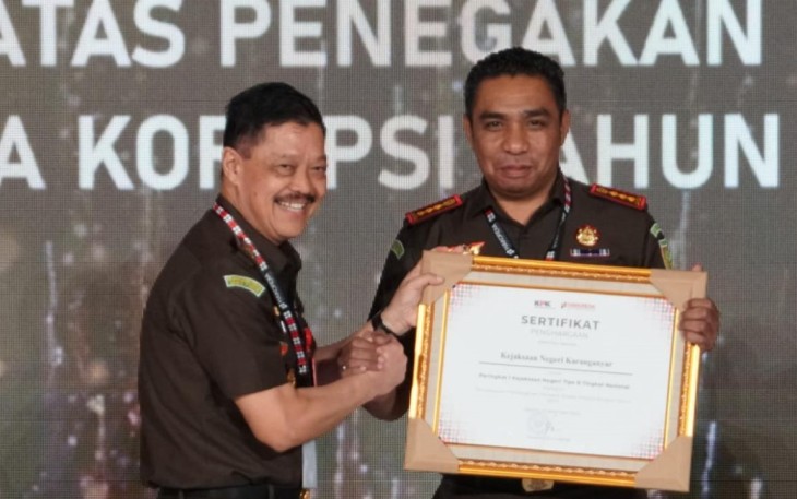 Kajari Karanganyar Roberth Jimmy Lambila menerima piagam penghargaan dari KPK, di Jakarta, Senin (9/12/2024), atas Penyelesaian Penanganan Perkara Tindak Pidana Korupsi Tahun 2024.