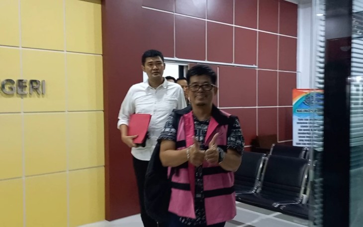 Tersangka A saat ditahan jaksa