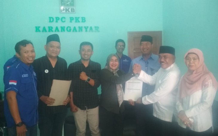 Ketua DPC Demokrat Karanganyar Tri Haryadi mengembalikan berkas formulir pendaftaran sebagai Bacawabup Karanganyar, di kantor DPC PKB Karanganyar, Kamis (30/5/2024)