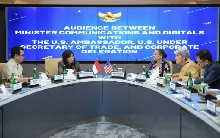 Menkomdigi Meutya Hafid mengadakan pertemuan bilateral bersama Dubes AS Kamala Shirin Lakhdhir di kantor Kementerian Komdigi, Jakarta, Senin (18/11)ir